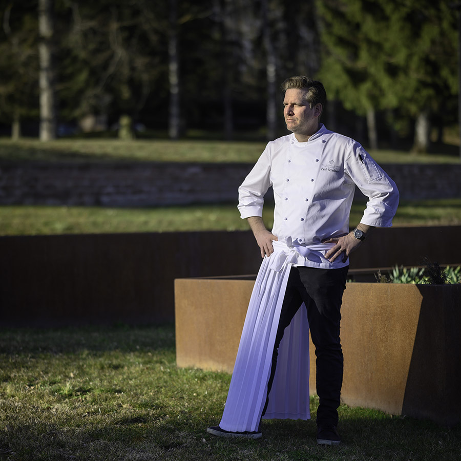 ZUT-HAGUENAU—Paul Stradner, chef de la Villa René Lalique, restaurant doublement étoilé, photographié au potager de la Villa René Lalique. © Christoph de Barry