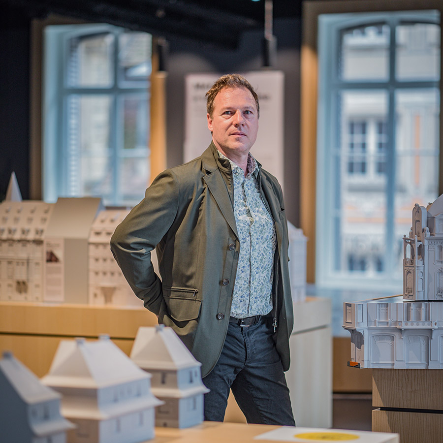 ZUT-STRASBOURG—Bertrand Gillig, galeriste, photographiée à la salle des maquettes, au 5e lieu. ©Jésus s. Baptista