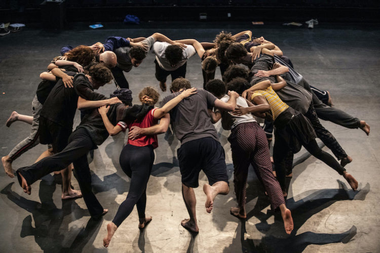 Faire une danse, atelier dirigé par Loïc Touze (La Traversée de l'été) © Jean-Louis Fernandez
