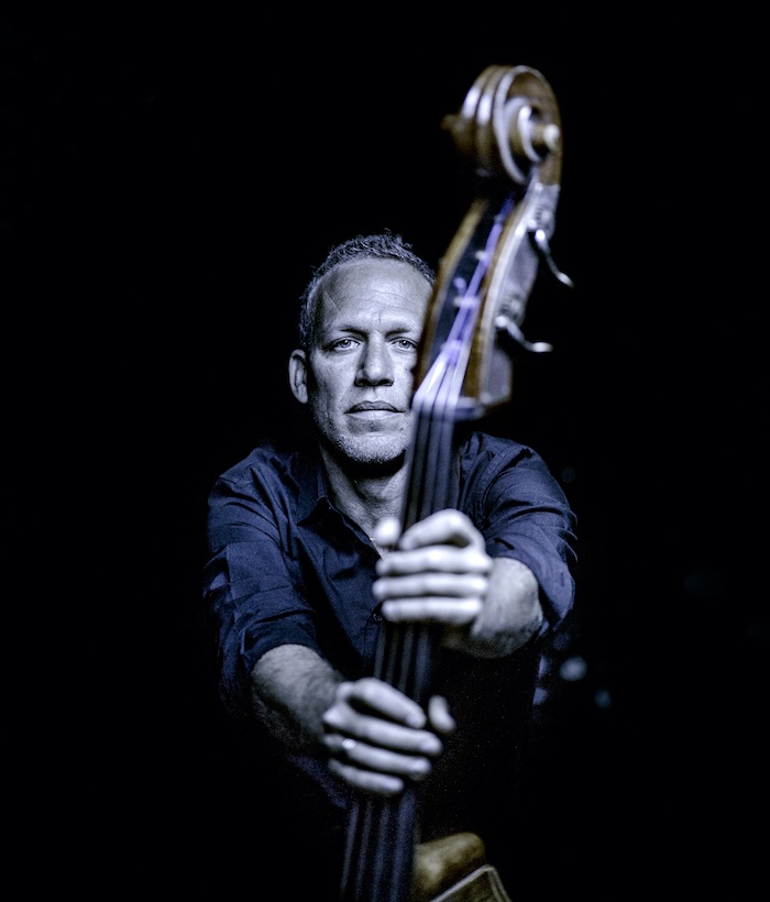 Portrait d'Avishai Cohen, contrebassiste jazz israélien. © Andreas Terlaak