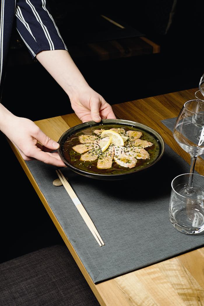 Le sashimi de saumon signé Alma, avec huile chaude, yuzu, soja et ciboulette. © Henri Vogt