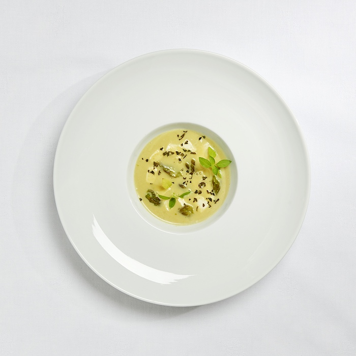 velouté d'asperges vertes au tofu soyeux. © Ignacio Haaser.