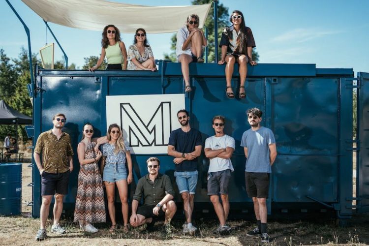 Les membres du collectif Merci Beaucoup posent autour de leur logo. © Bartosch Salmanski pour Coze Magazine