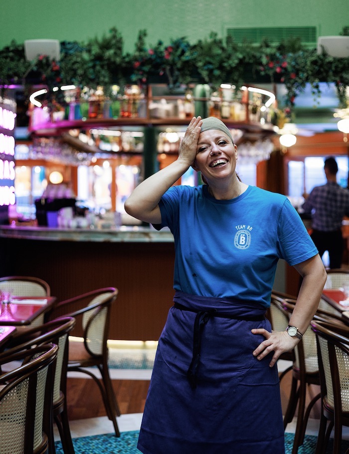 Nacéra Iciakhene, tout sourire à la brasserie Boëhm, entre deux services.