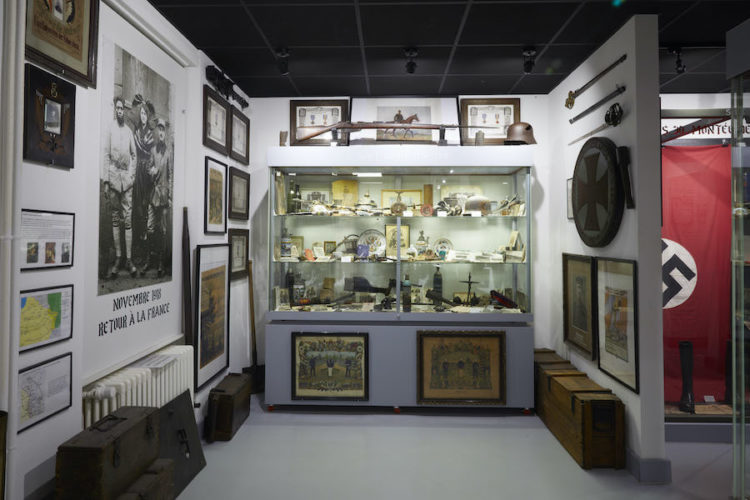 Section du musée présentant la guerre 14-18 côté gauche et la montée des extrémismes en Europe côté droit.