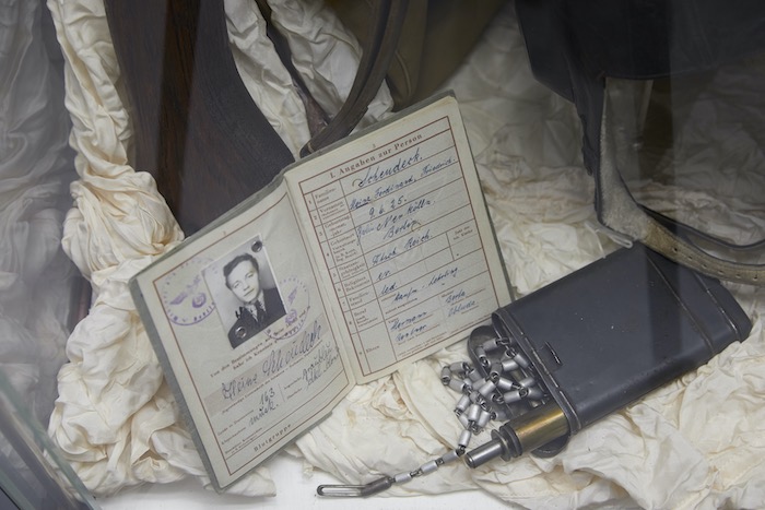 Effets personnels d’un parachutiste allemand tombé en janvier 1945 à Schleithal, enterré au cimetière militaire de Niederbronn-les-Bains. © Estelle Hoffert